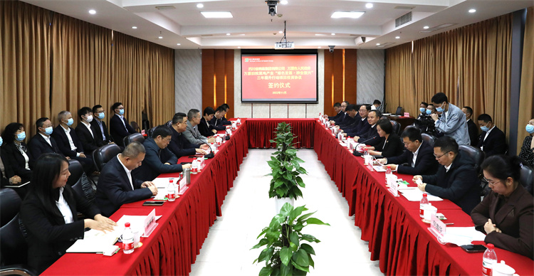 集團公司與萬源市人民政府正式簽訂《萬源舊院黑雞產(chǎn)業(yè)“綠色發(fā)展、種業(yè)振興”三年提升行動項目投資協(xié)議》