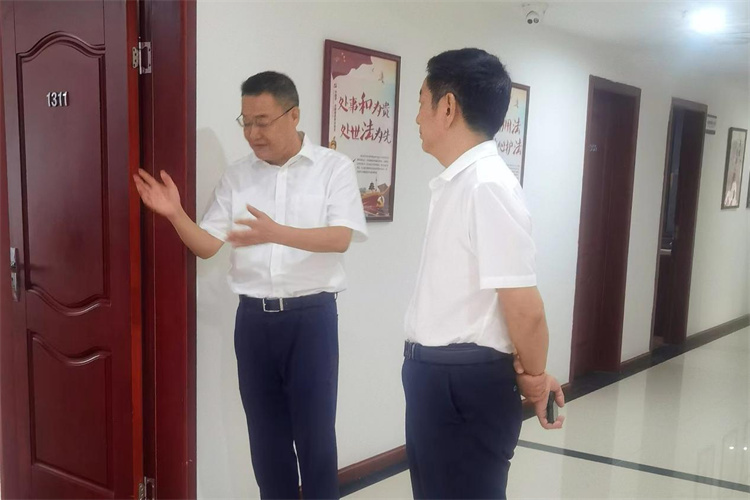 省供銷社黨組成員、機(jī)關(guān)黨委書記李先明帶隊(duì)檢查指導(dǎo)棉麻集團(tuán)安全生產(chǎn)工作